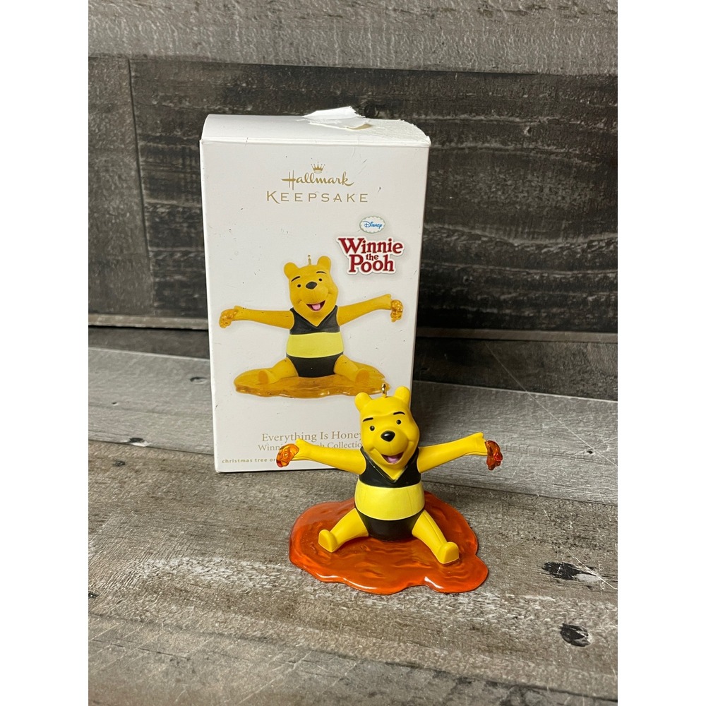 Hallmark Keepsake Ornament Winnie the Pooh Everything is Honey Collection